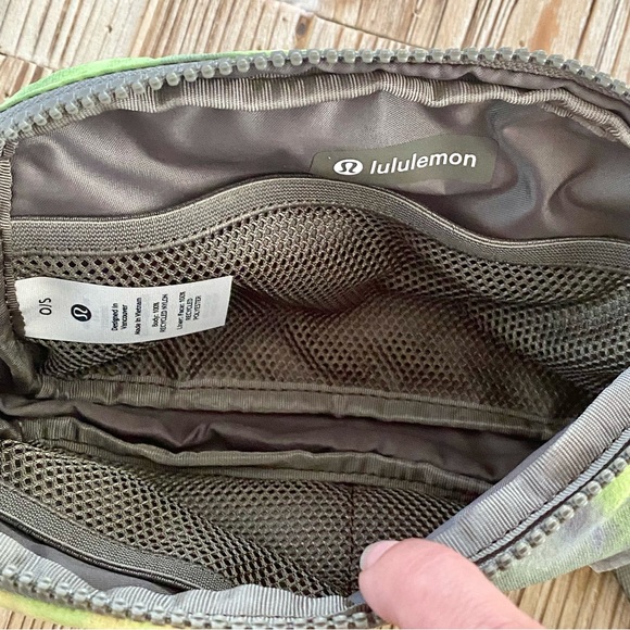 NWT Lululemon Everywhere Belt Bag in Hyper Dye - Picture 9 of 15